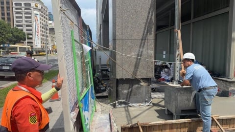 白海豚釀災!北市喜來登飯店工地鷹架倒塌 1路人受傷送醫