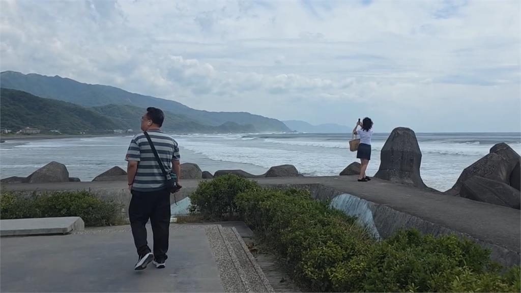 白海豚靠近!宜蘭颳強風 郵局外牆下瓷磚雨.招牌掉落