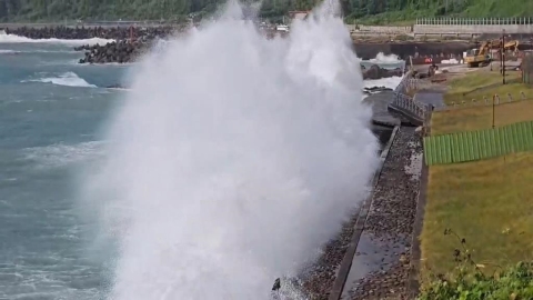 新北.基.花.馬沿岸6米"巨浪告警" 漂流木淹沒鼻頭漁港