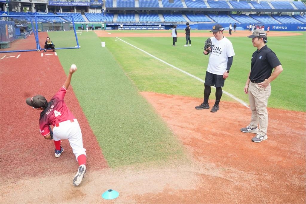 中職/悍將「虎道同盟」棒球教室 阪神OB球星岩田稔、悍將首席教練指導小球員