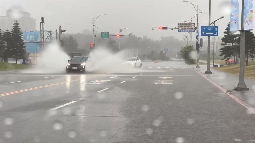 白海豚掠過台灣挾風雨 竹120縣道巨石掉落阻交通