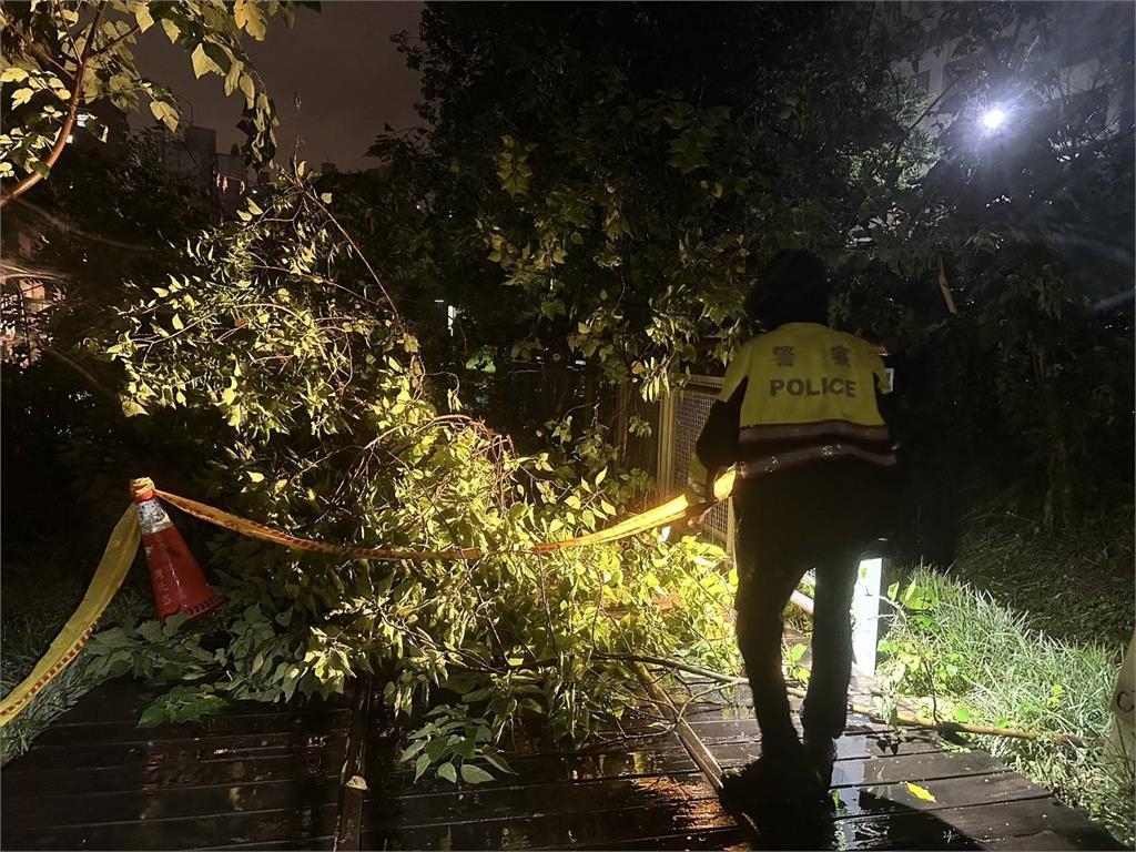 強風豪雨!守護市民安全不打烊 桃園警颱風夜助7旬婦平安返家