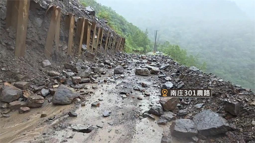 白海豚挾豪雨!苗62線現落石 台13線貨車載砲彈滑落路面