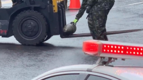 白海豚挾豪雨!苗62線現落石 台13線貨車載砲彈滑落路面