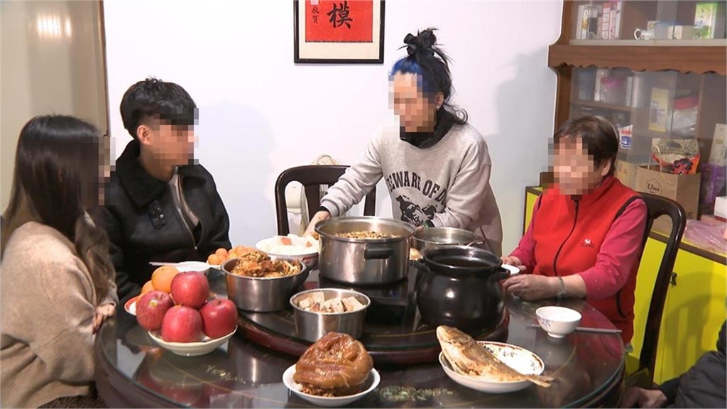 父親節15人擠10人桌!人妻崩喊「花錢餓肚子」網嗆:真的很丟臉
