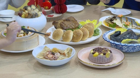 父親節15人擠10人桌!人妻崩喊「花錢餓肚子」網嗆:真的很丟臉
