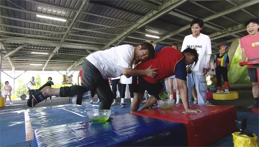 玻璃媽祖廟「台灣護聖宮」高空特技表演震撼全場!胡瓜「抖胸舞」變成「抖肚舞」