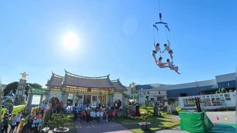 玻璃媽祖廟「台灣護聖宮」高空特技表演震撼全場!胡瓜「抖胸舞」變成「抖肚舞」