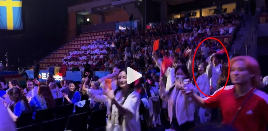 台灣女星赴瑞典「參加1比賽」奪世界冠軍!台上突揮「中國五星旗」中粉竟哭喊:升旗了