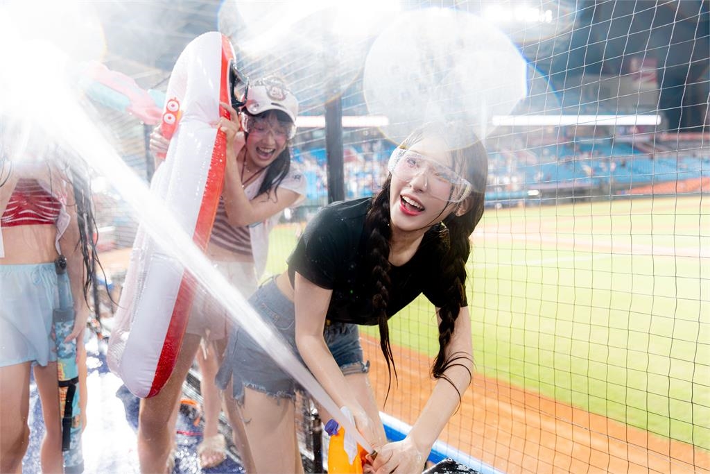 啦啦隊/玩瘋了!樂天韓籍3大超人氣女神玩水祭遭瘋狂噴水全濕透嗨翻天