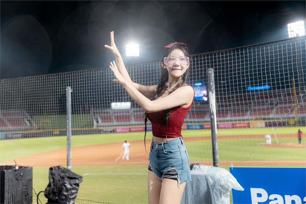 啦啦隊/玩瘋了!樂天韓籍3大超人氣女神玩水祭遭瘋狂噴水全濕透嗨翻天