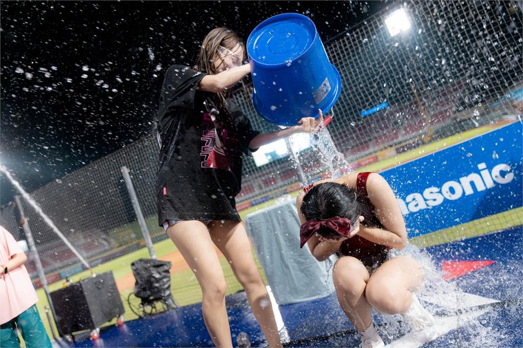 啦啦隊/玩瘋了!樂天韓籍3大超人氣女神玩水祭遭瘋狂噴水全濕透嗨翻天