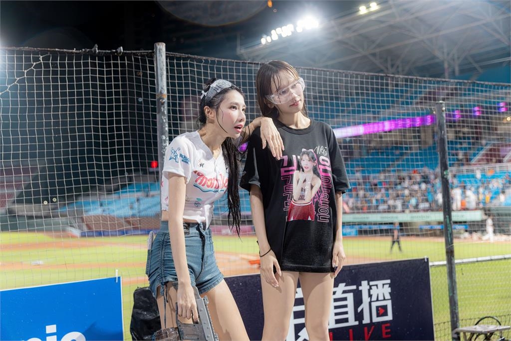啦啦隊/玩瘋了!樂天韓籍3大超人氣女神玩水祭遭瘋狂噴水全濕透嗨翻天