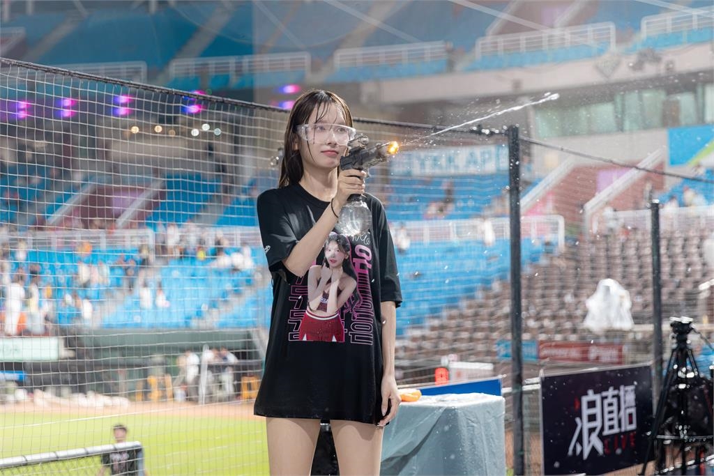 啦啦隊/玩瘋了!樂天韓籍3大超人氣女神玩水祭遭瘋狂噴水全濕透嗨翻天