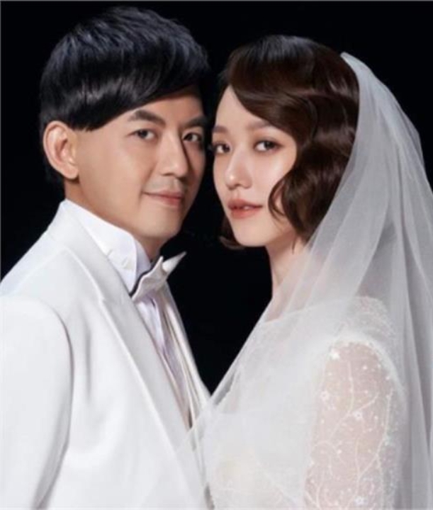 斷開黃子佼「孟耿如離開台灣」現身英國!罕見露臉「暗黑細肩帶」見客