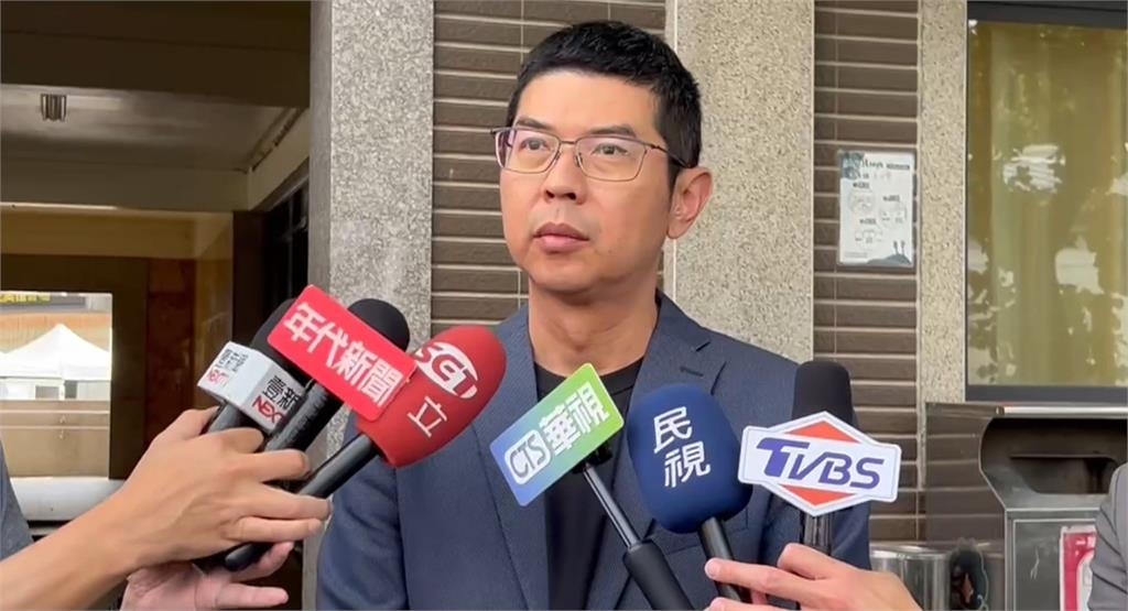 驚悚! 六米高空天橋鐵板突塌陷 八旬老翁墜地奪命