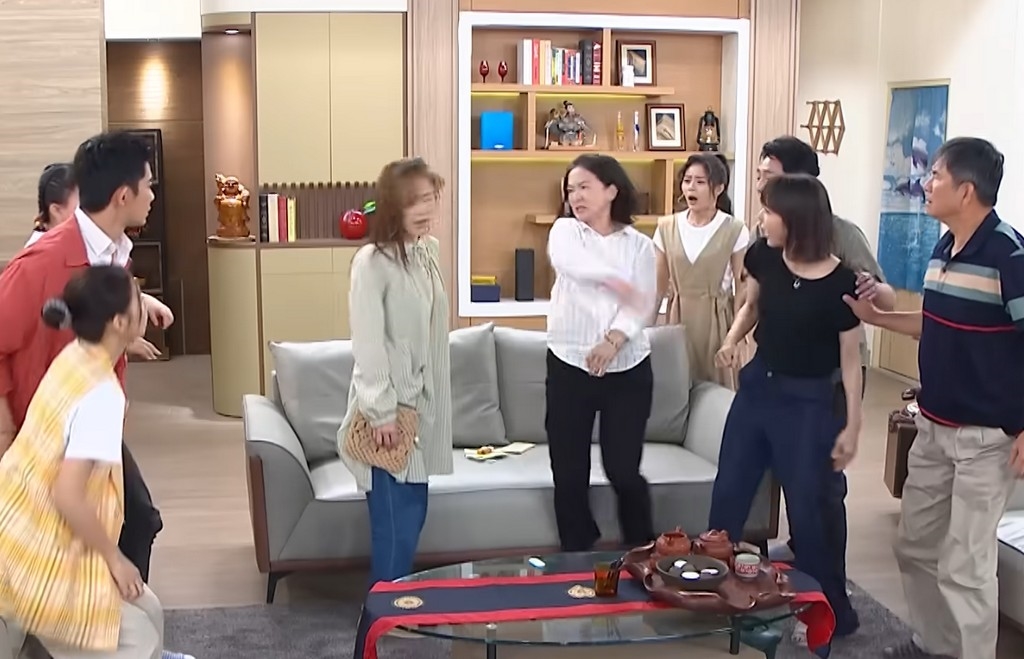 賴芊合《豆腐媽媽》報應來了？連環巴掌、上銬入獄　網直呼：過癮！