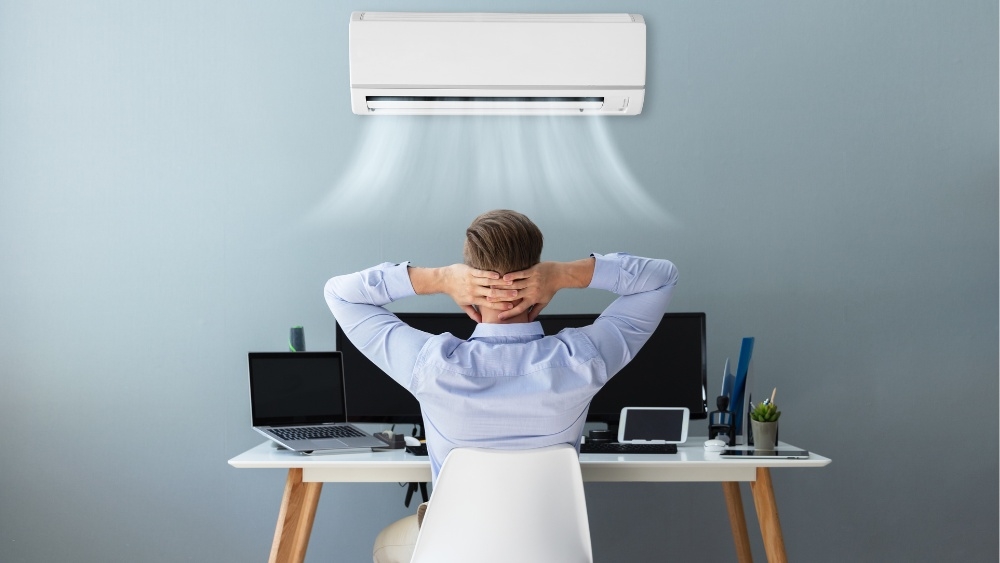 夏天待冷氣房眼睛愈到下午愈乾?研究揭低濕度、氣流與眨眼習慣都可能有關