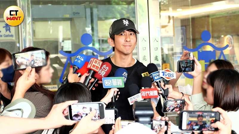 修杰楷走出地檢署時,停下腳步接受媒體訪問,表示自己應持續反省。(圖/本刊攝影組)