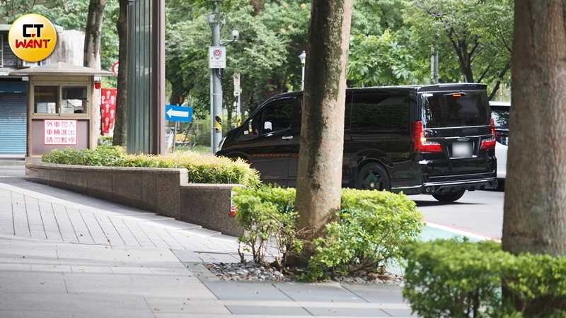 離開地檢署後,修杰楷搭車直奔位於「敦南名人巷」的每坪百萬元級指標豪宅。(圖/本刊攝影組)