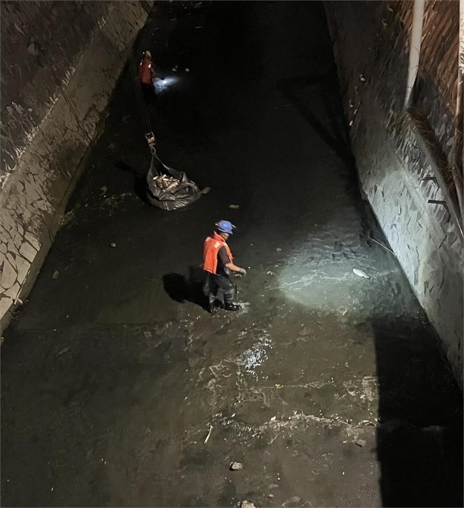 快新聞/魚群暴斃翻白肚!高雄水利局連夜緊急打撈 致命原因曝光了