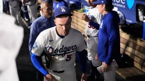 MLB(影)/差點去了!道奇弗里曼接界外飛球「踩空重摔休息室」全場嚇瘋