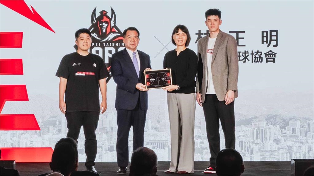 籃球/超暖大禮!台新戰神「父子合照iPad+爸爸名言球衣」迎接林庭謙加盟