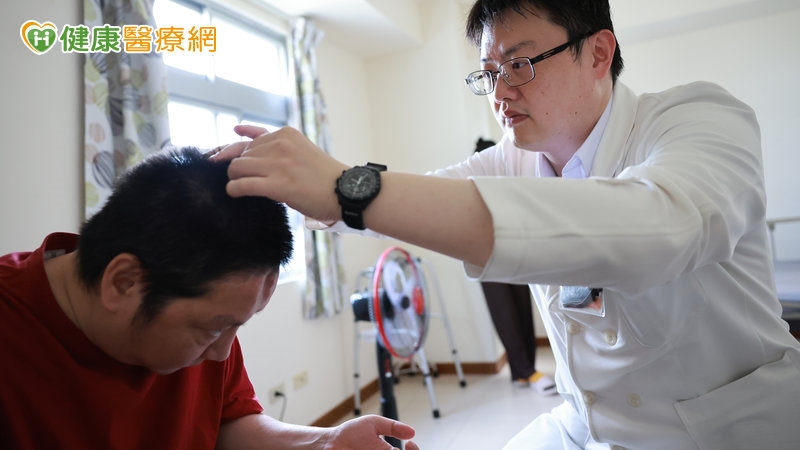 從病危住加護病房到能走路回診 中西醫合療伴腦重創患者重拾自理能力