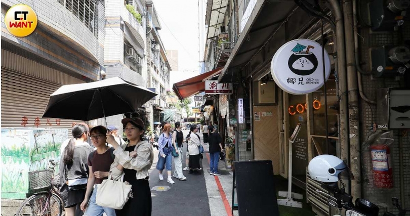 中山商圈逛街人潮多集中在中山站4號出口、赤峰街一帶,對面的1號出口巷弄零星小店家,儘管不在鬧區內,也能創造高營業額。(圖/侯世駿攝)