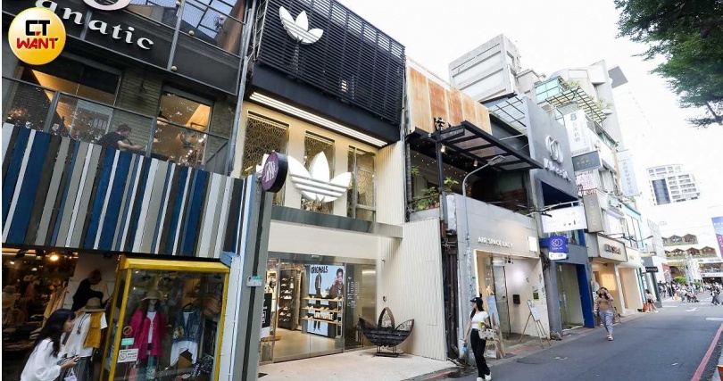 知名運動品牌adidas中山商圈第二家分店就開在ROBINMAY和AIR SPACE的旁邊,業者推測adidas以每坪租金約80萬元搶下租約,是當初房東開價的一倍。(圖/侯世駿攝)