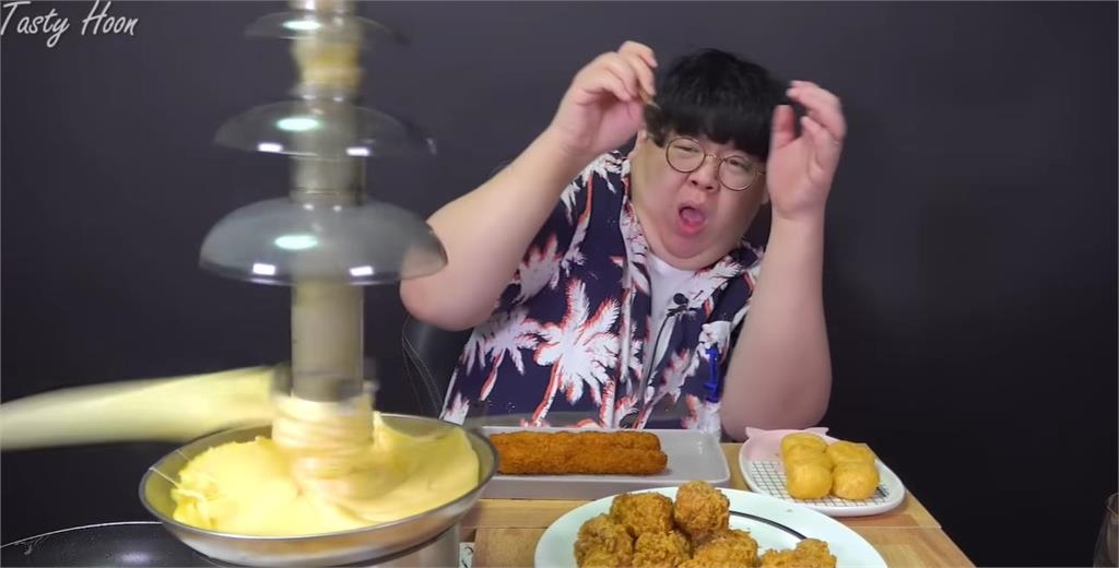 直播主吃火鍋「險被噴泉甩臉」!無助畫面曝網笑瘋:荒謬到像AI