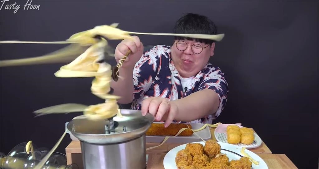 直播主吃火鍋「險被噴泉甩臉」!無助畫面曝網笑瘋:荒謬到像AI