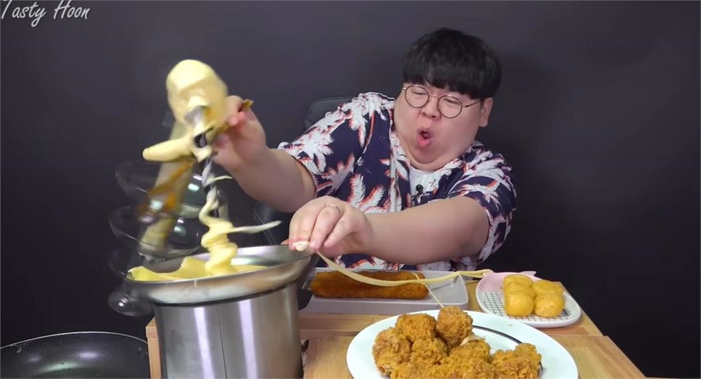 直播主吃火鍋「險被噴泉甩臉」!無助畫面曝網笑瘋:荒謬到像AI