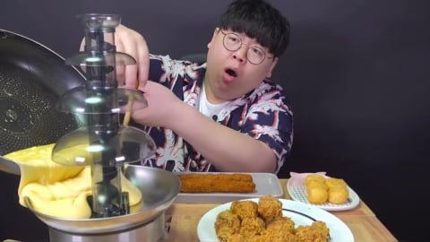 直播主吃火鍋「險被噴泉甩臉」!無助畫面曝網笑瘋:荒謬到像AI