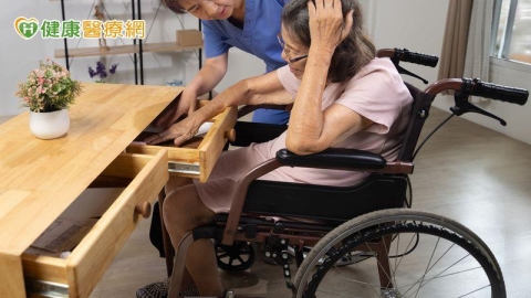 聽不懂玩笑、帳單看不懂?醫警告:可能是阿茲海默症
