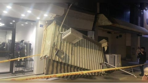 通報10天仍來不及！新堀江雨遮連冷氣機轟然墜落　深夜人群驚逃