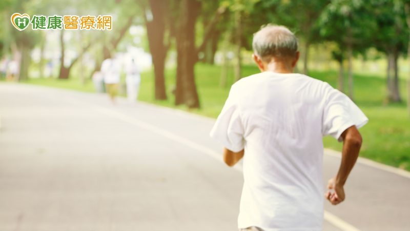 長輩預防骨鬆補鈣補對了嗎？醫曝「5關鍵」肌少症一起防