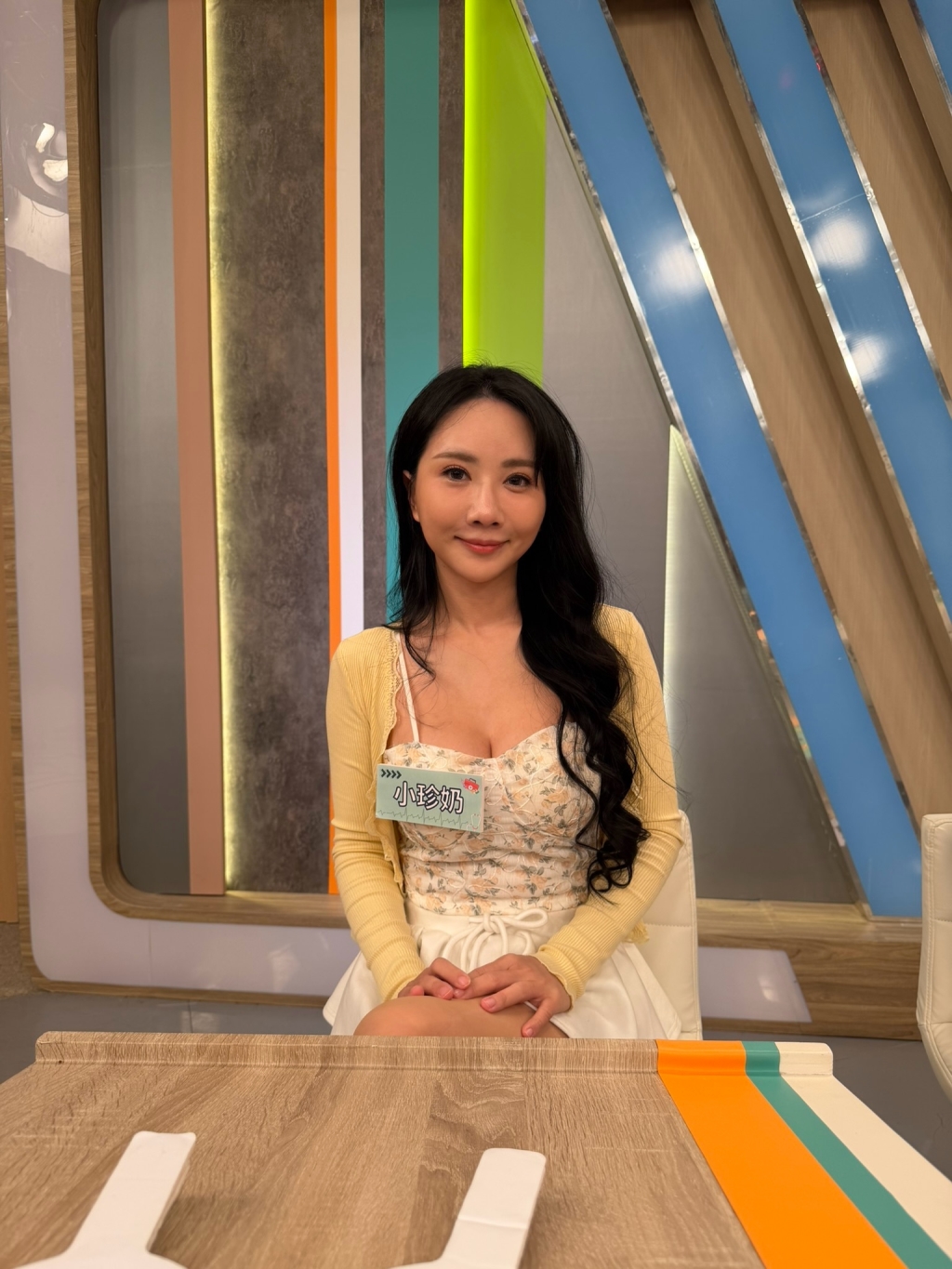 (影)／小珍奶拿茶葉包塞鞋內除臭 舒子晨聞後問：「用過了沒」？