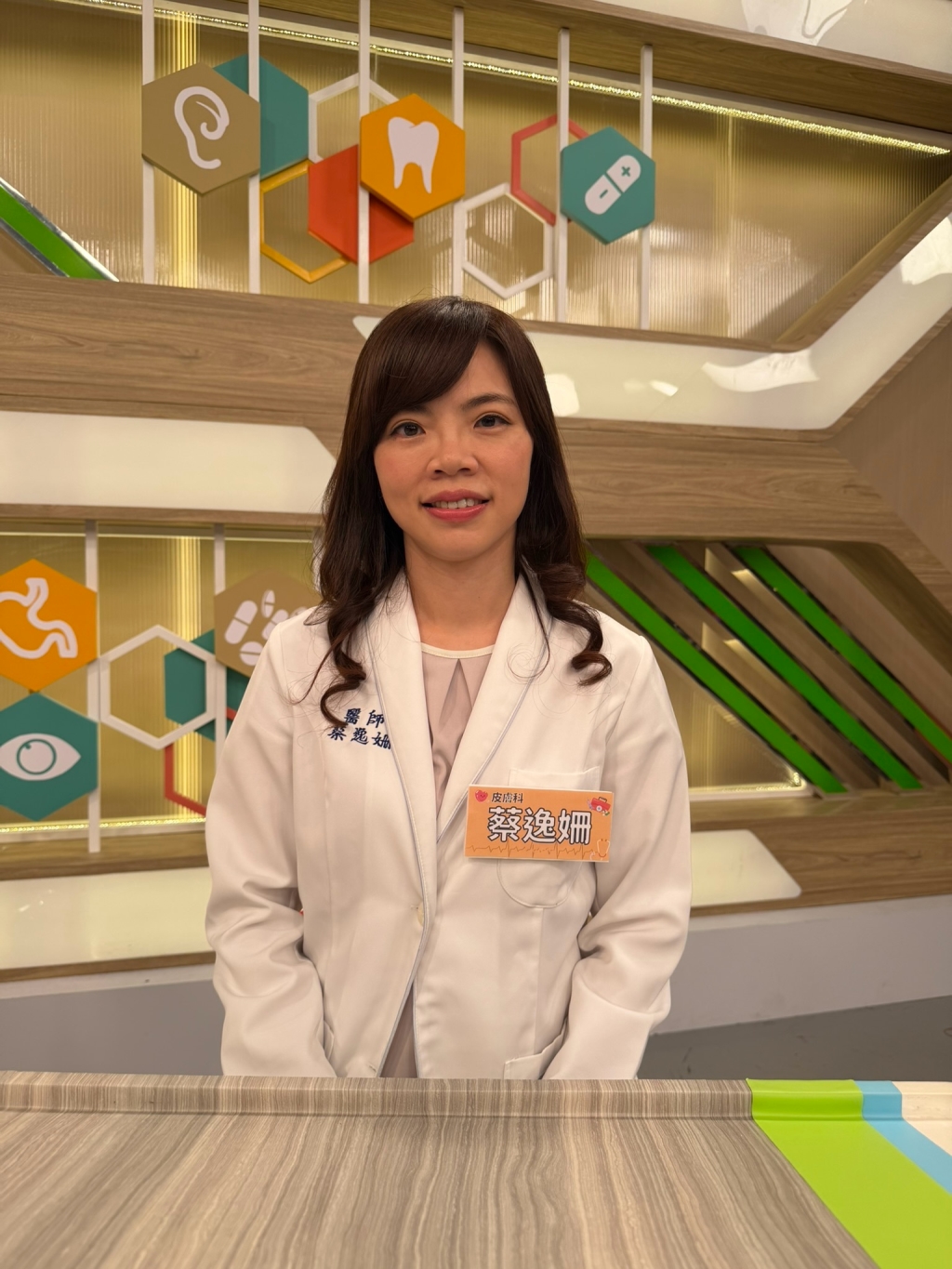 (影)／小珍奶拿茶葉包塞鞋內除臭 舒子晨聞後問：「用過了沒」？