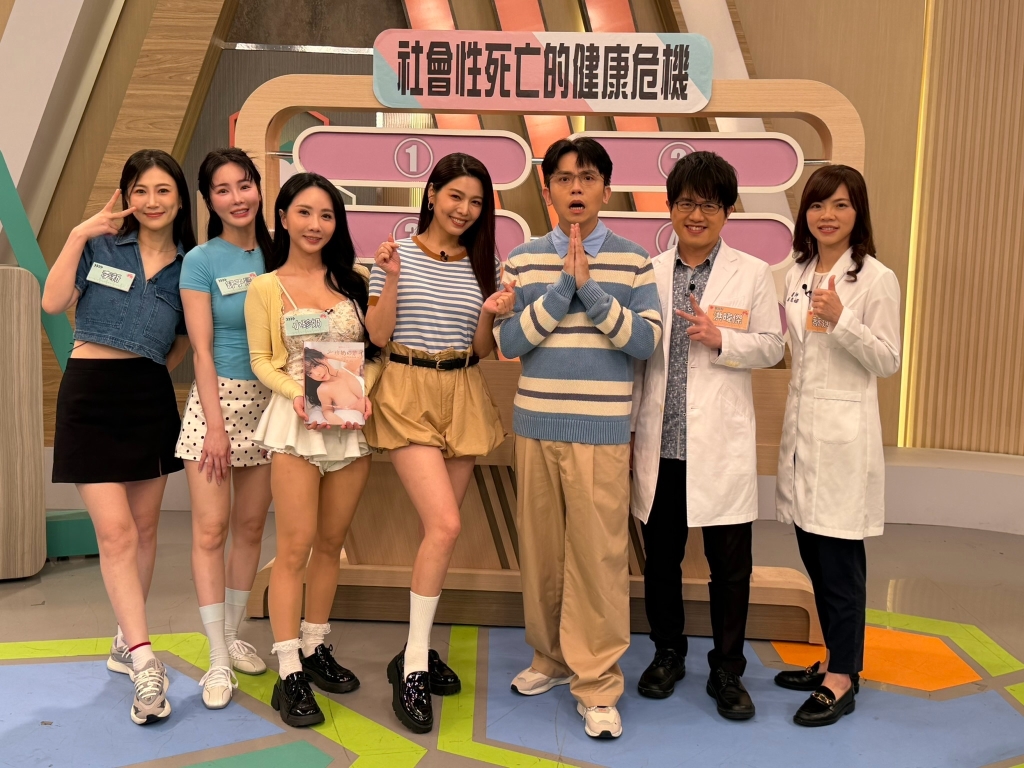 (影)／小珍奶拿茶葉包塞鞋內除臭 舒子晨聞後問：「用過了沒」？