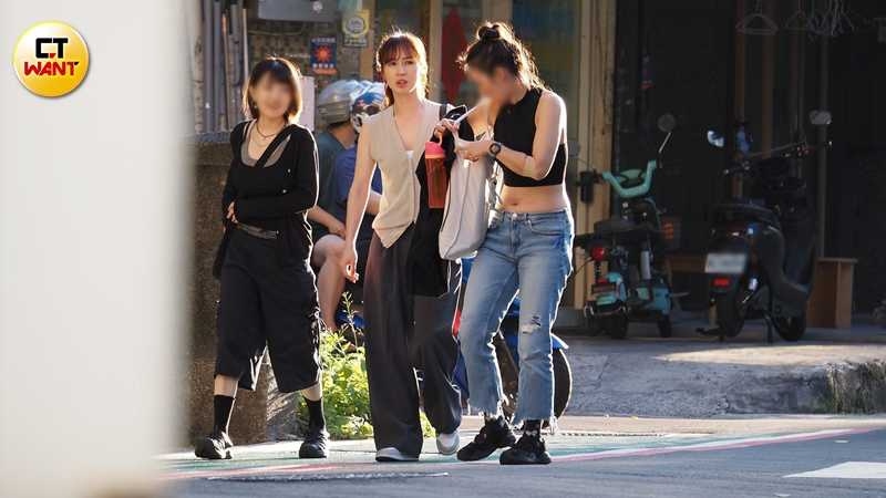 傍晚6點,小薰一行人散步離開咖啡廳。(圖/本刊攝影組)