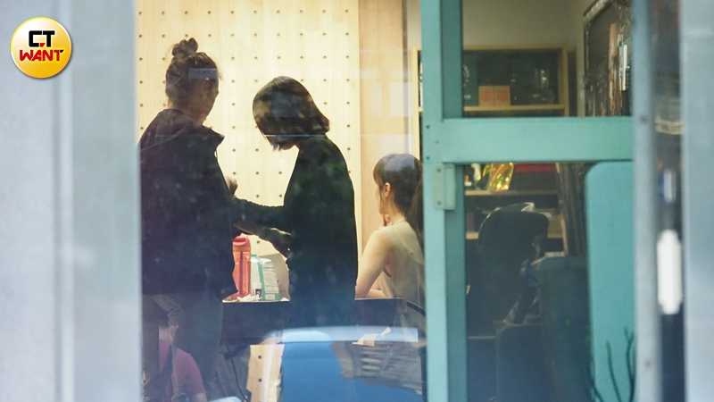 小薰與友人步行前往附近影像製作公司開會。(圖/本刊攝影組)