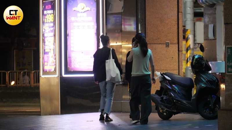 趁著巴威颱風停班停課放颱風假,小薰與友人前往大同區民權西路KTV嗨唱續攤。(圖/本刊攝影組)