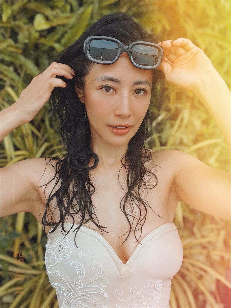 李蒨蓉「內褲拉到溝」躺陌生男旁!對方老婆突衝進抓人…她驚恐「全裸險被看光」