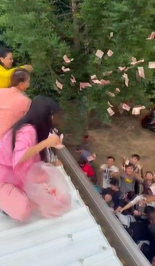 古坑廟宇灑錢大放送 民眾瘋搶天降八萬鈔票雨