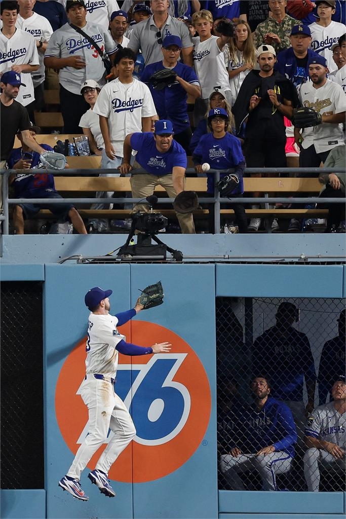 MLB(影)/塔克又是低級失誤!站到位還接不到 昔日金手套竟然不斷漏風