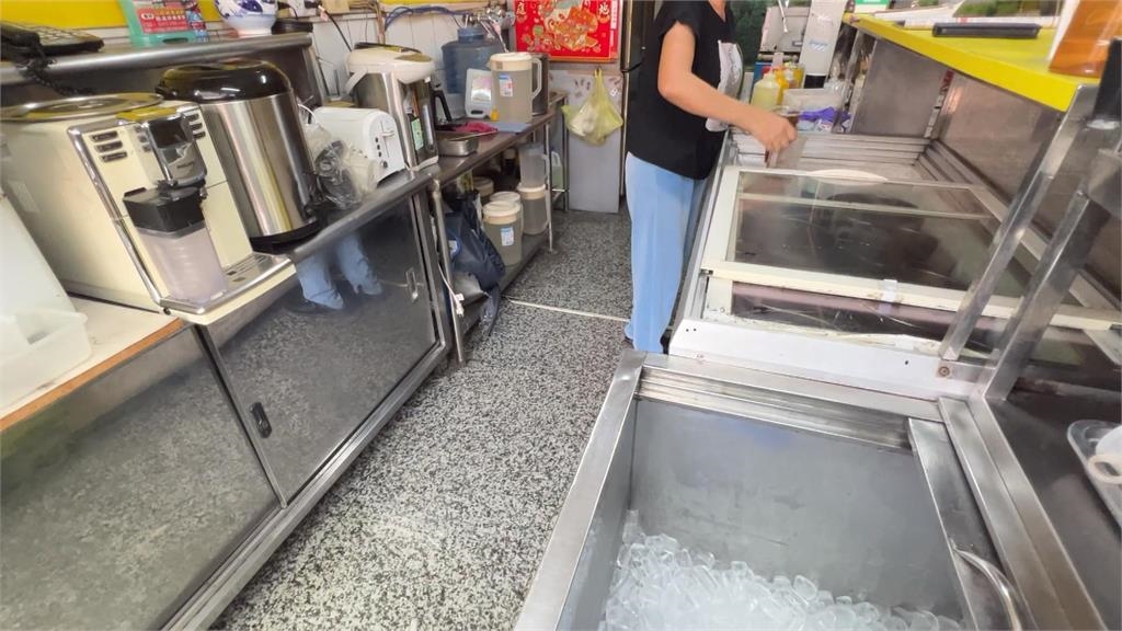 獨家/高雄某茶飲店爆「飲料浮小強」 老闆娘道歉:加強清消