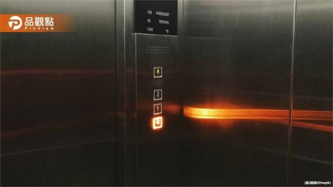嚇！高捷6旅客受困電梯近2小時　「架梯爬出縫隙」脫困
