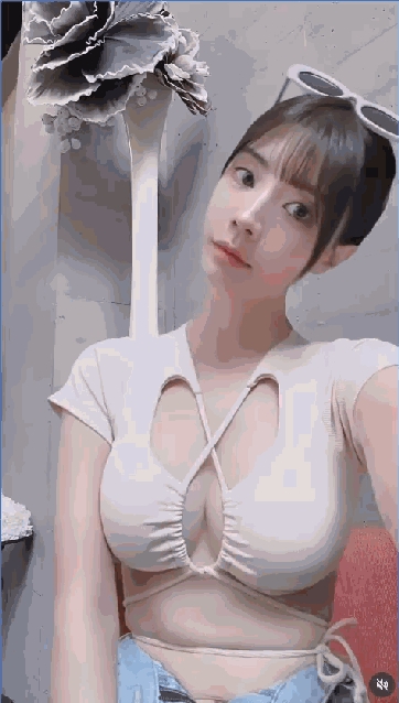  正妹「肉色中空衣」大尺度片曝！竟是「最正MC」網瘋重播：我看了一小時…