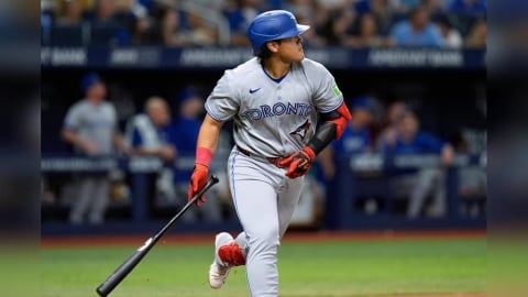 MLB(影)/岡本和真「核彈級」442英呎轟!突破24年障礙 創藍鳥新人新紀錄